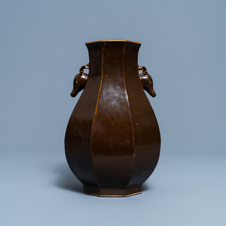 Un vase de forme octagonale en porcelaine de Chine brun monochrome aux têtes de cerfs, marque et époque de Qianlong